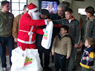 Ο Άγιος Βασίλης της... AΟΛΑΠ μοιράζει δώρα στη Μάκιστο.